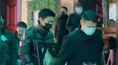 何晴去世30天，儿子许何发文，一句话看出许亚军人品 才知他多体面