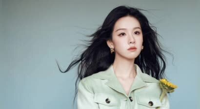 陈都灵浅绿造型释出！托腮甜笑春日感拉满