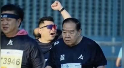 从270斤减到200斤！74岁“肥猫”首马完赛