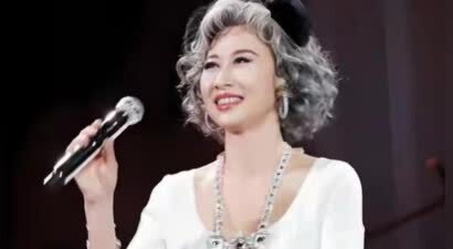 费翔为她终生不娶，她转身嫁大14岁恩师，64 岁依然身材傲人！