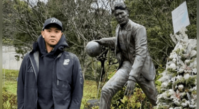 陈建州现身墓园探望高以翔，与铜像合影难掩悲伤