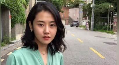 韩国女星含泪自曝：亲哥工作过劳去世，整理遗物一幕逼她离开韩国