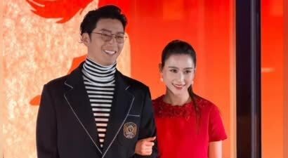 豪门夫妻的体面？窦骁何超莲同框营业，是真甜还是演的？