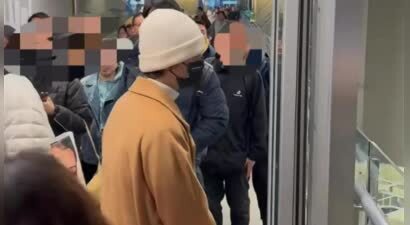 张远机场遭代拍围堵，无奈退到一旁给他人让路，当明星也很无奈呀