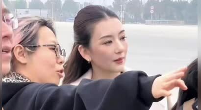 方媛生三胎后露馅！现身芜湖车企，摘墨镜气血不足显憔悴