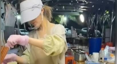 赵露思在海南夜市摆摊，戴着帽子口罩围裙护袖，曾在直播中坦言，将来愿意摆摊谋生