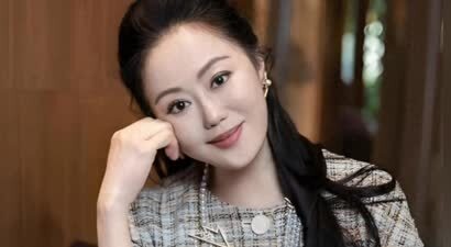 钟镇涛也没想到，曾被他抛弃的前妻章小蕙，如今走上另一条上坡路