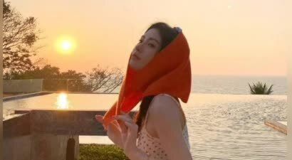 鞠婧祎晒海边落日大片，戴红头巾荡秋千氛围感拉满