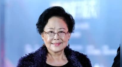 76岁斯琴高娃剧组庆生，红唇白发超时髦年轻40岁，穿新中式很贵气