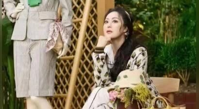 章小蕙61岁了，穿搭不露腿不露腰，普通人25岁都难以实现这状态