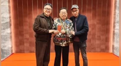 94岁胡枫寿宴众星云集，穿印花上衣时髦不显老，4个曾孙好惹眼