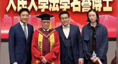 霍震霆小儿媳首度出席霍家活动，打扮朴实识大体，陪着霍启仁社交