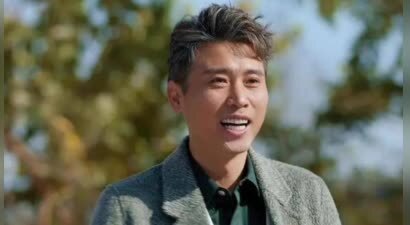 李乃文又去大孤山了，边爬山边嗦棒棒糖，头顶斑秃暴露真实年纪