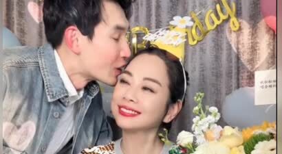 张铎为大8岁陈松伶庆生，头戴老婆名字发箍亲吻她，耳朵红到耳根