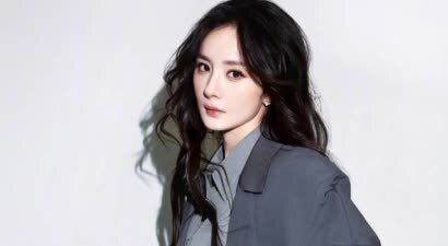 杨幂灰调层叠穿搭简约大气 冷艳随性魅力尽显