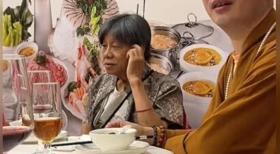 梁小龙最后聚餐曝光：与和尚吃饭他不动筷 面色憔悴 养3娃累到消瘦