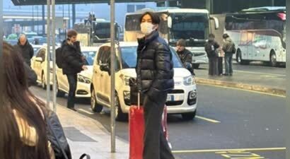 钟汉良带妻子现身米兰，51岁身形很有少年感，老婆出镜与他超般配