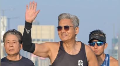 老当益壮！70岁周润发现身香港马拉松赛，目标80岁半马跑进2小时