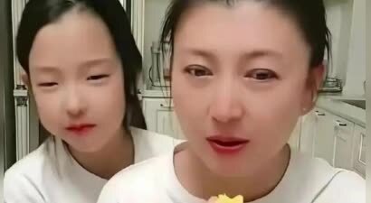 卷土重来？网传闫学晶又开直播了，看似表情很轻松，却挡不住的慌乱