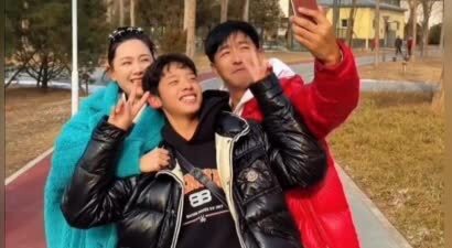 郭晓东儿子回应长得不帅“就像烟花，不是每一朵都完美无瑕”，程莉莎转发支持