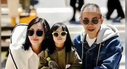 王石小女儿升小学，田朴珺在家陪娃包饺子，6岁AA会洗碗王石很欣慰