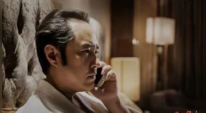 原来他已经结婚八年了，曾被父母质疑性取向，妻子是比他小9岁演员