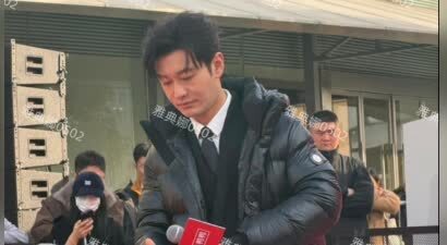 黄晓明本人其实挺年轻，就是红底增高鞋和厚重的假发造型不适合他