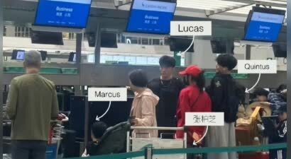 张柏芝和三个儿子现身机场，18岁大儿子Lucas疑似去澳洲读大学，小Q酷似妈妈