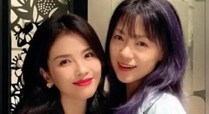 47岁刘涛现身广东，她化着大红唇，打扮精致贵气，看起来气血充盈