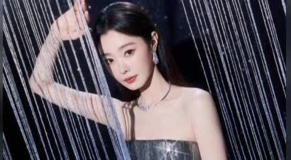 宋轶抹胸亮片裙造型惊艳 精致妆容拿捏星光氛围感