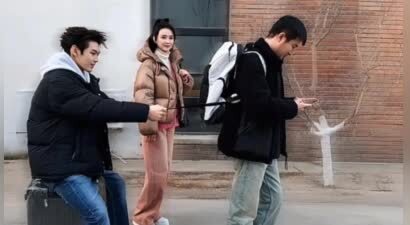 王艳晒家庭照，扎马尾看着比小8岁继子年轻，球球比王烁帅很多