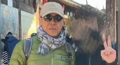 刘青云郭蔼明云南旅游被偶遇，穿情侣装，两人结婚28年成模范夫妻