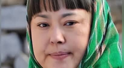 经历三次婚姻，老公一个比一个小，如今患癌，53岁和女儿相互依靠