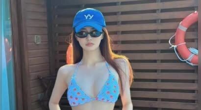 31岁徐璐单人度假，海边泳装照惊艳全网，天鹅颈细腰好身材藏不住