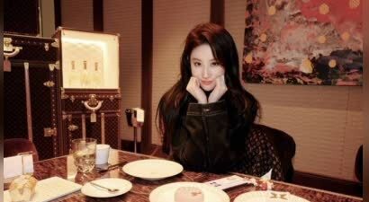 刘亦菲面露温柔笑容 托脸拍照超可爱