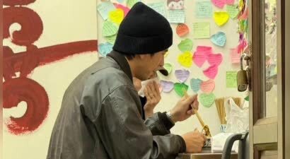 贾静雯修泽楷夫妇一起成都小面馆吃面，两人戴帽子，穿情侣皮衣！