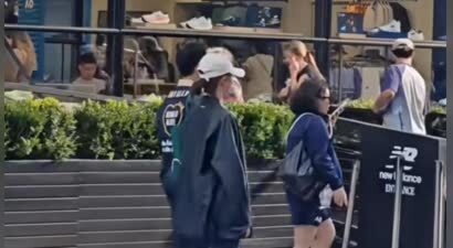 苗苗郑凯一起现身澳洲街头，苗苗体态真好，不愧是舞蹈生！