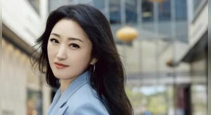 52岁杨钰莹引争议？退圈后返场捞金，甜美人设崩塌，网友：太装了