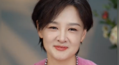 李小萌晒祖孙三代合照，83岁妈妈纹眉烫发好年轻，女儿个高又漂亮