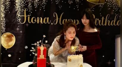 袁彩云盛装庆祝50岁生日，与12岁女儿吹蜡烛，丈夫也在喝得脸通红