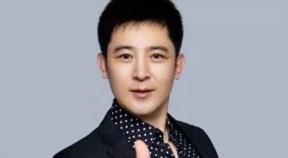 “永远退出春晚！”演员孙涛怒斥谣言含泪护妻，曾18次登上春晚，与妻子恩爱30年无绯闻