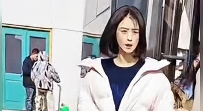 蒋欣拍戏路透认不出，皮肉松垮身材臃肿，穿蓝棉鞋四边齐好老气
