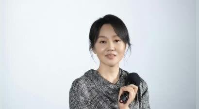 闫妮上海街头生图曝光！风吹乱发不躲，这才是真“松弛感”天花板选项