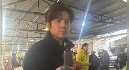 钟汉良在成都农村摆摊！皮肤松垮白发遮不住，蹲街边卖菜像小老头