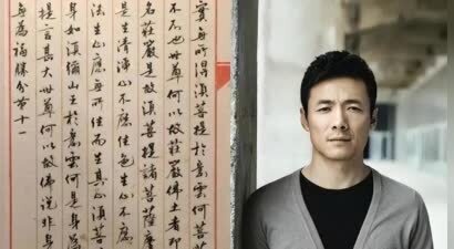 演了30年配角，戏红人不红，如今52岁竟靠着一手毛笔字火出了圈