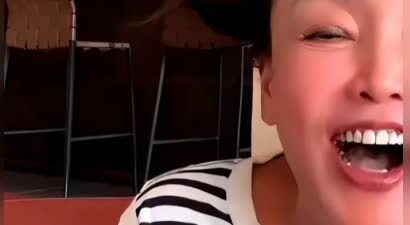 张兰直播罕见出镜，言论举止很没礼貌，一句话透露家庭地位