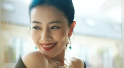 45岁高圆圆身材微丰，臂膀圆润有肚腩 岁月难掩的独特魅力依旧迷人