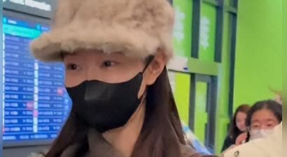 宋轶素颜现身机场，没了团队包装和滤镜，眼小还肿显憔悴像两个人