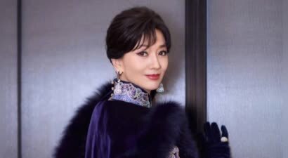 赵雅芝穿民族风旗袍好美！气质典雅魅力十足