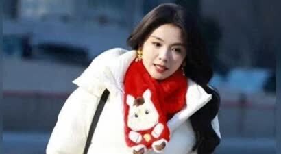 刘涛红围巾杀疯！白羽绒下藏不住的熟女风情，男人看了走不动道